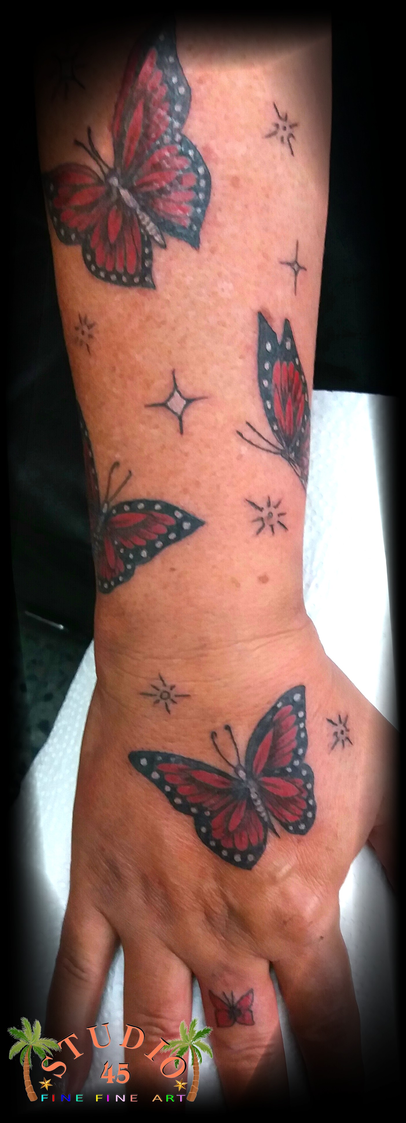 Hand Unterarm Butterfly Red White Tattoo Recklinghausen STUDIO 45